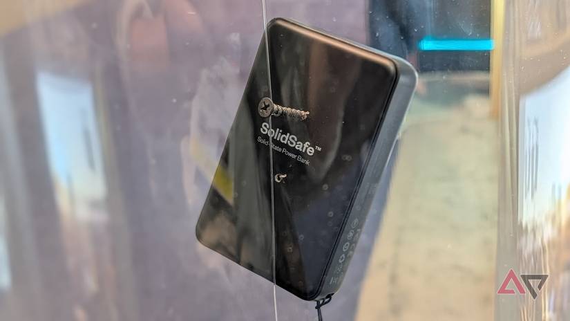 power bank nero con vite passante