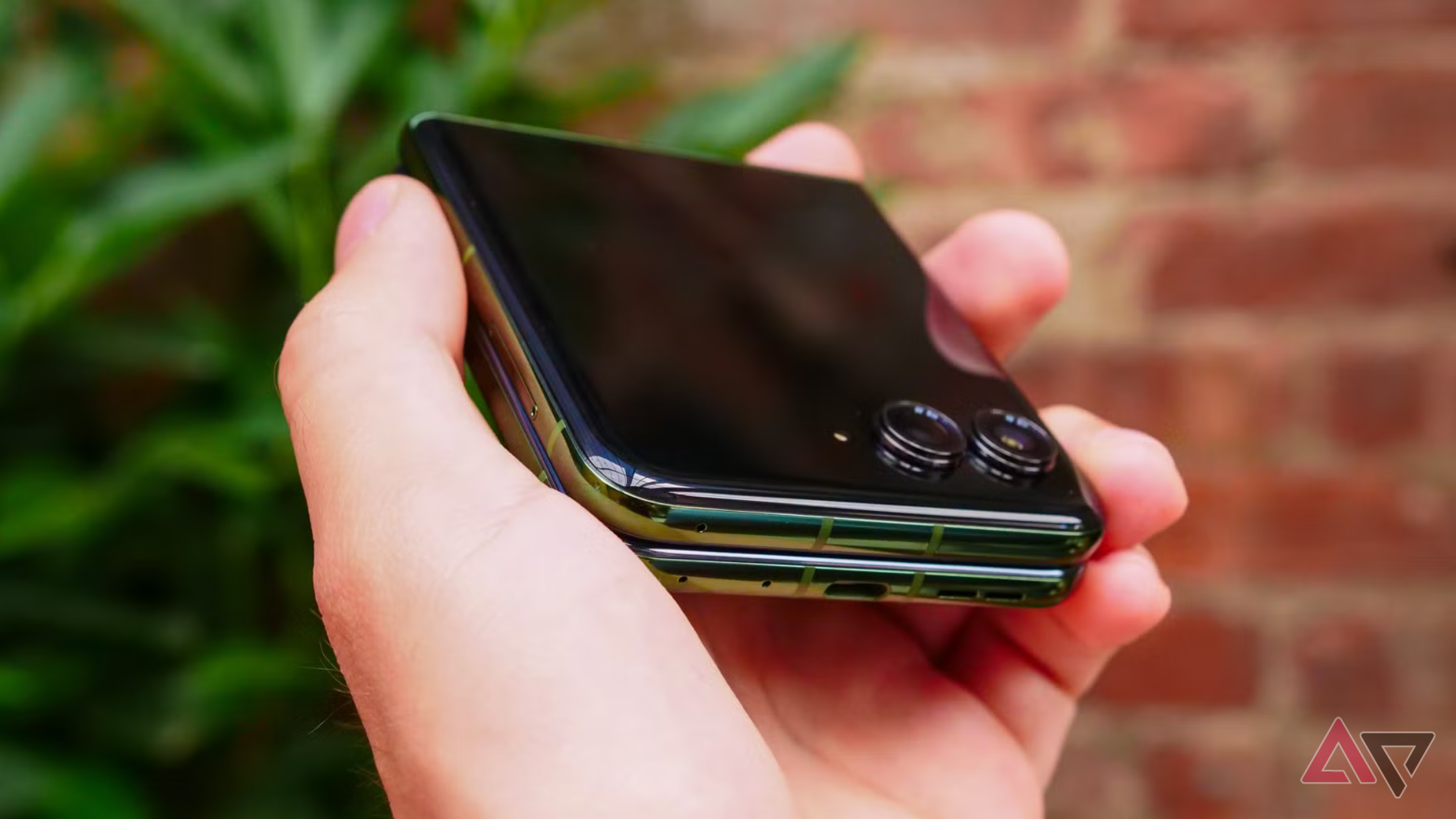 moto-razr-2024-impressions in hand 