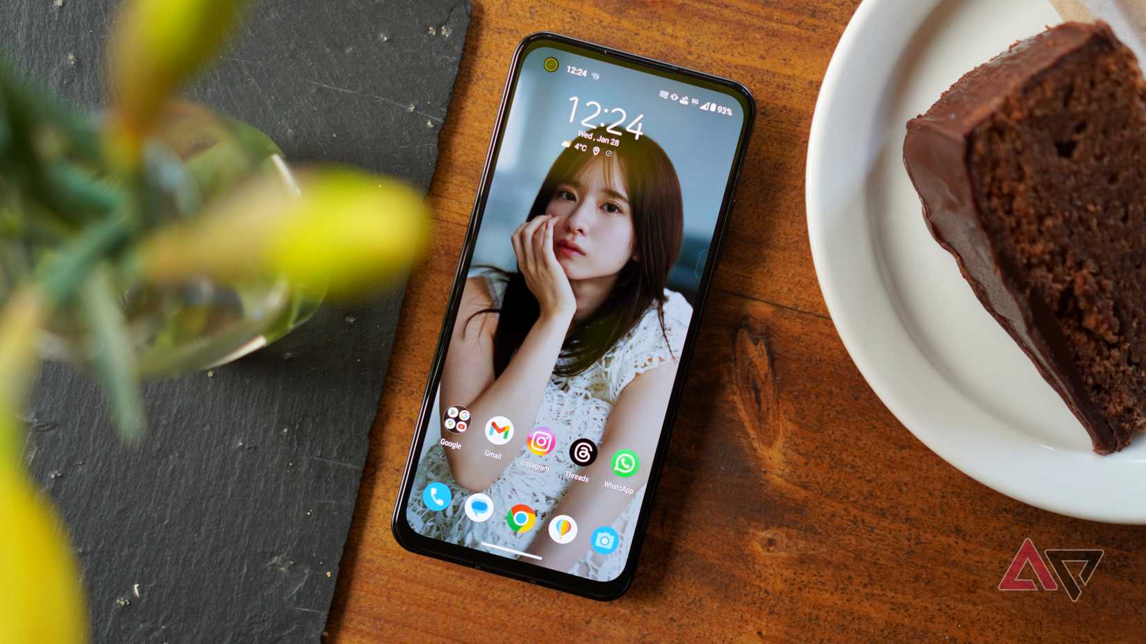 O Asus Zenfone 10 em uma mesa