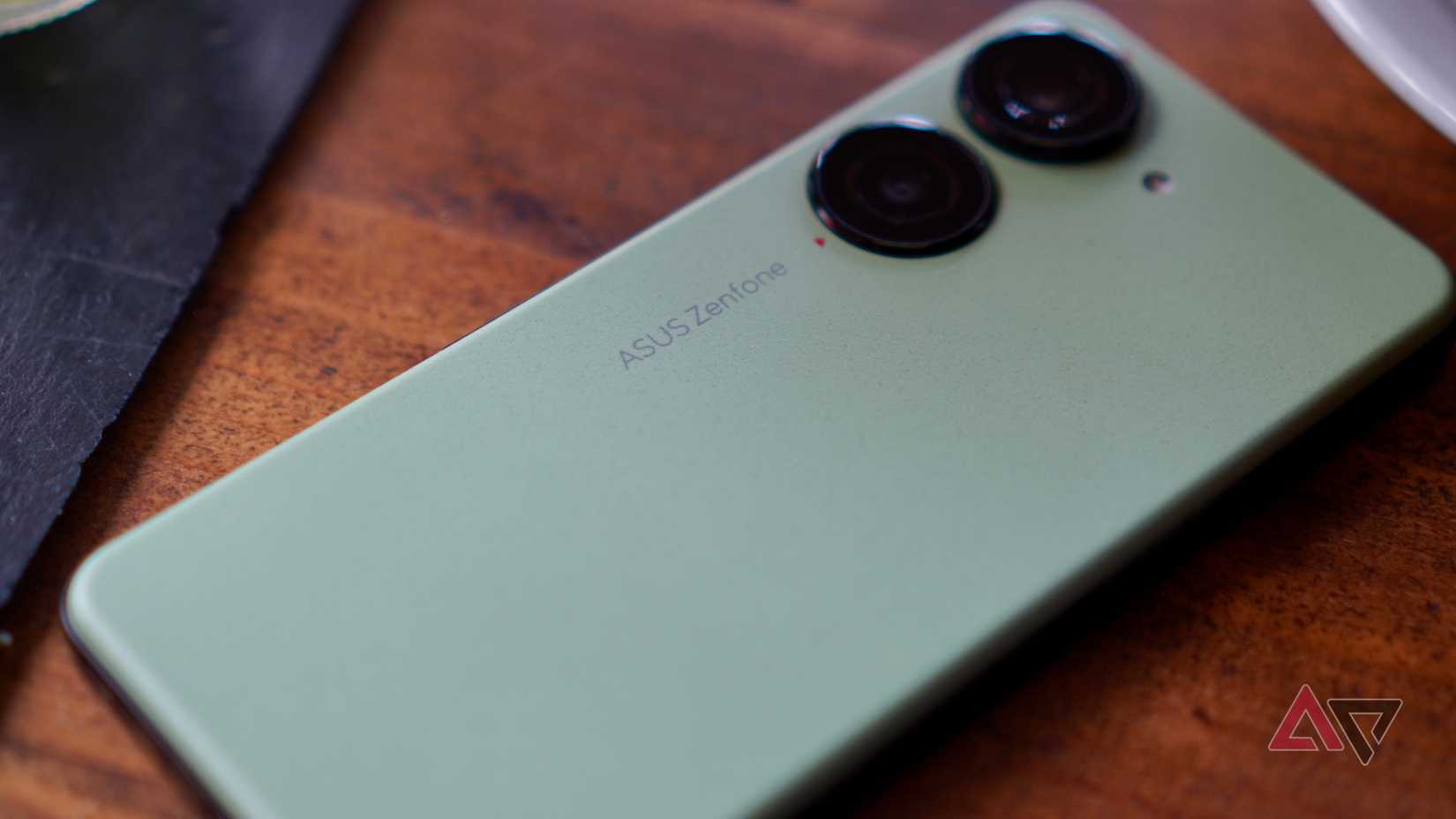 O logotipo na parte traseira do Asus Zenfone 10