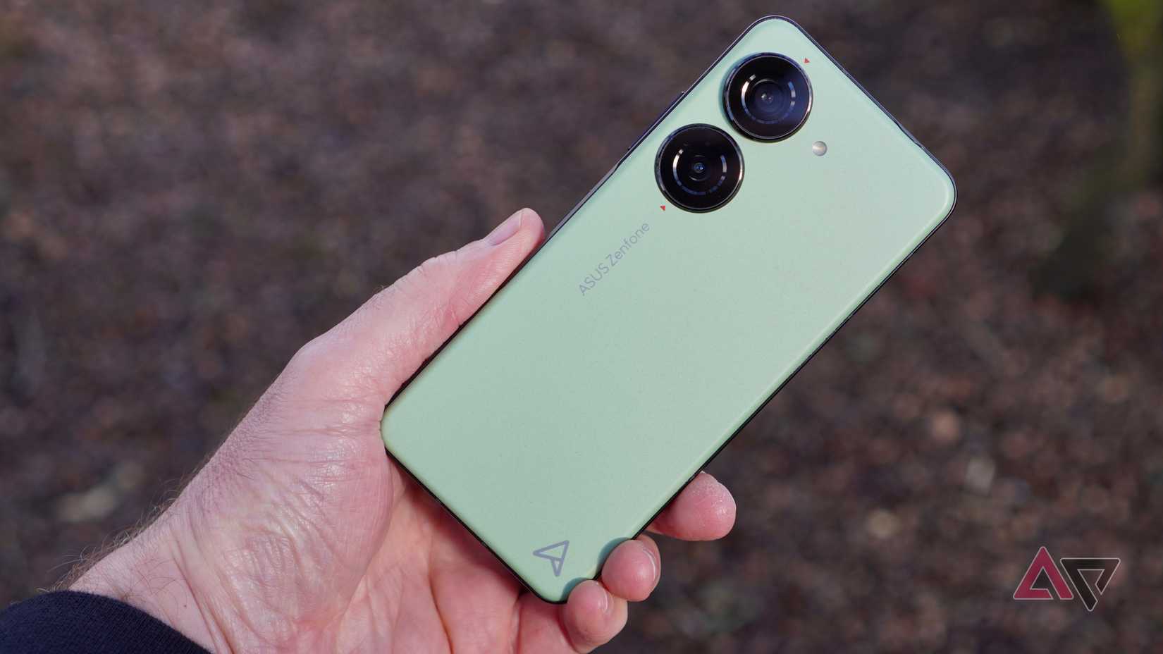 Uma pessoa segurando o Asus Zenfone 10