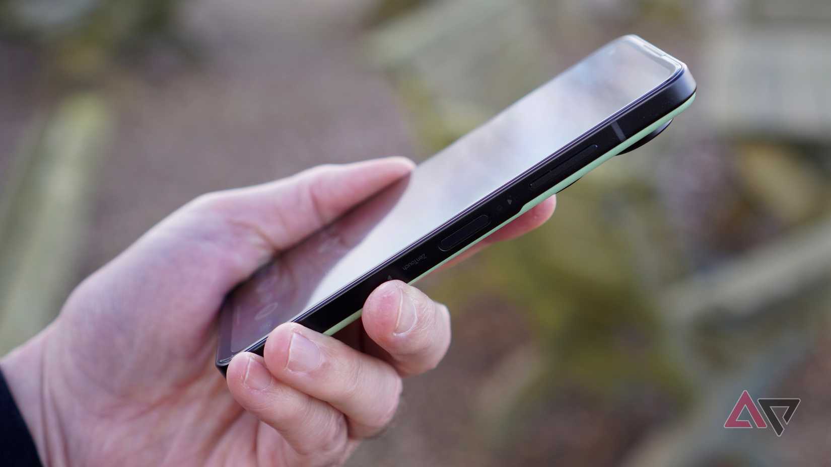 Uma pessoa segurando o Asus Zenfone 10