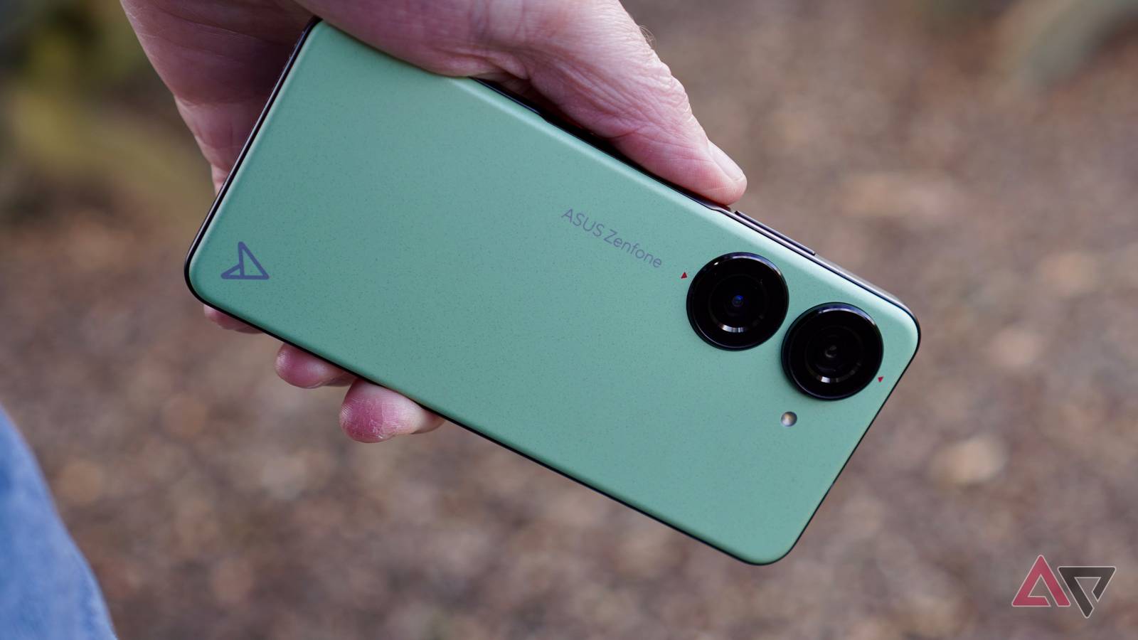 This old phone is a painful reminder of the compact, AI-free flagship dream we let die