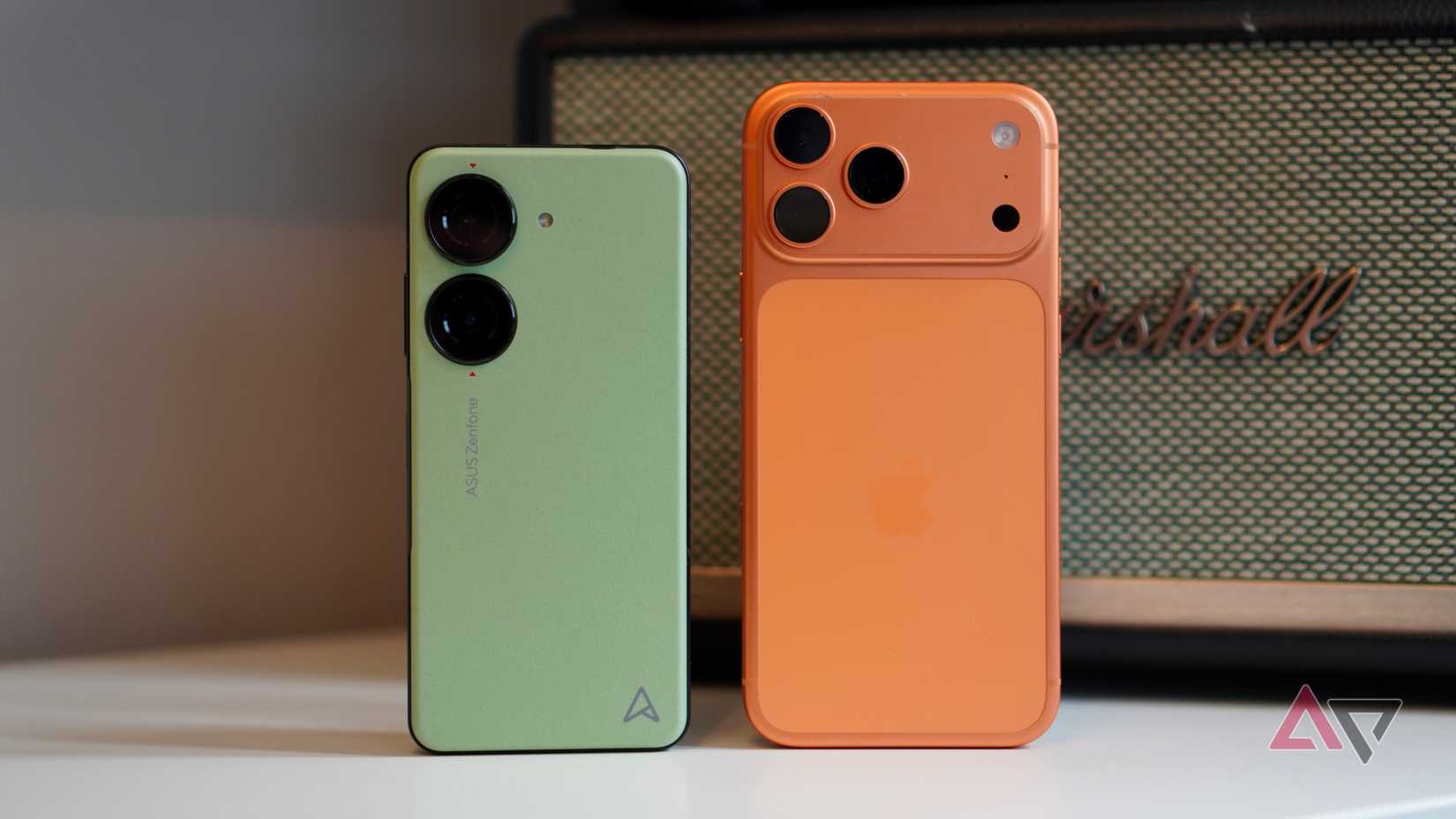 O Asus Zenfone 10 com um Apple iPhone 17 Pro Max