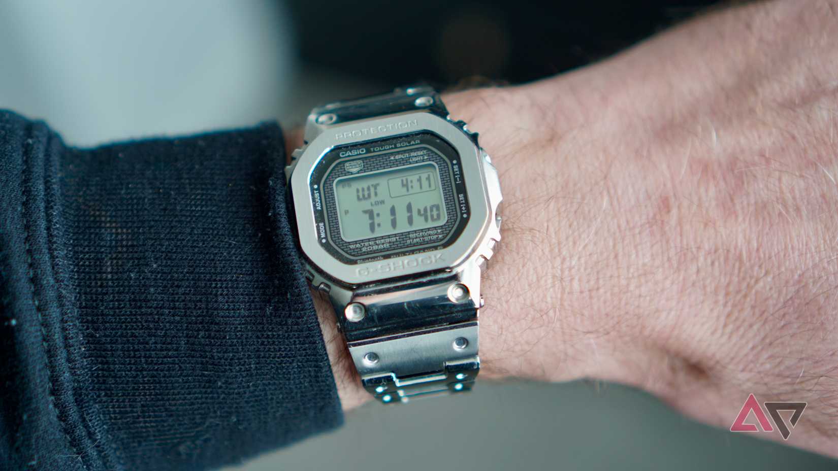 Una persona che indossa un orologio Casio G-Shock B5000