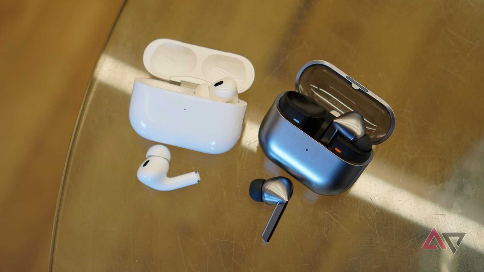 O Samsung Galaxy Buds3 Pro e Apple AirPods Pro 2