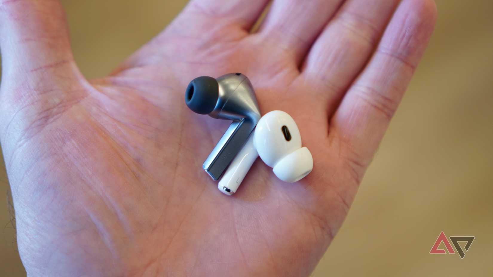 O Samsung Galaxy Buds3 Pro e Apple AirPods Pro 2