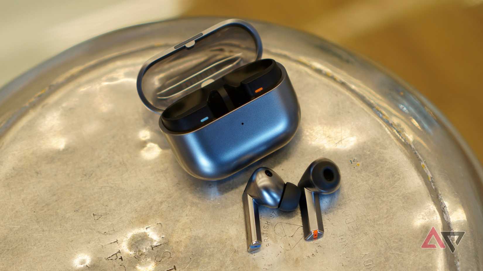 Il Samsung Galaxy Buds3 Pro e la custodia