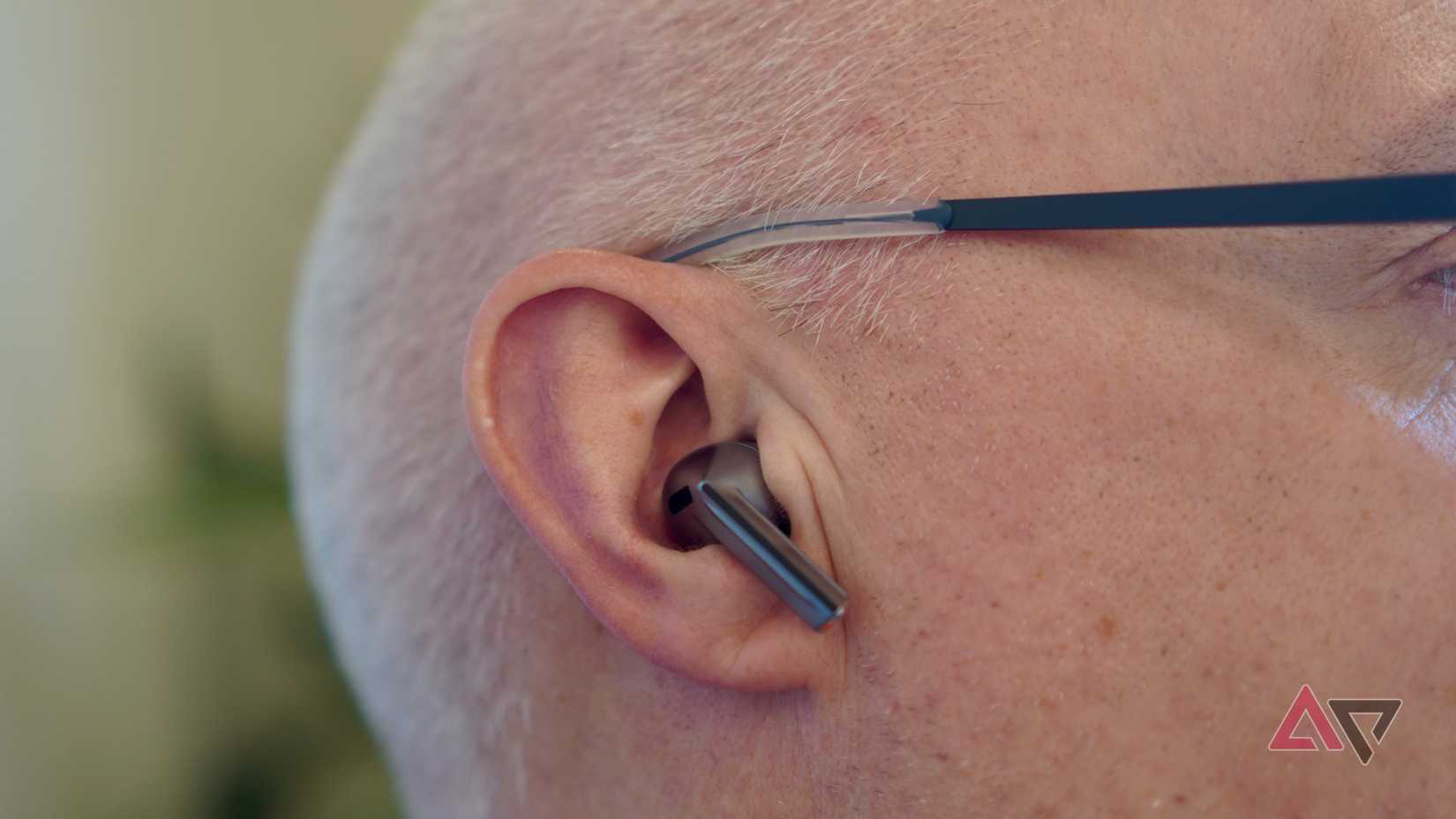 Uma pessoa usando o Samsung Galaxy Buds3 Pro