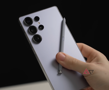 Galaxy S25 Ultra com S Pen na mão