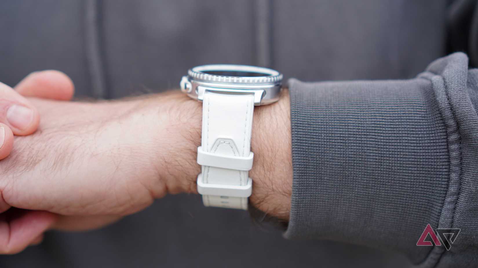 Una persona che indossa il Samsung Galaxy Watch 8 Classic