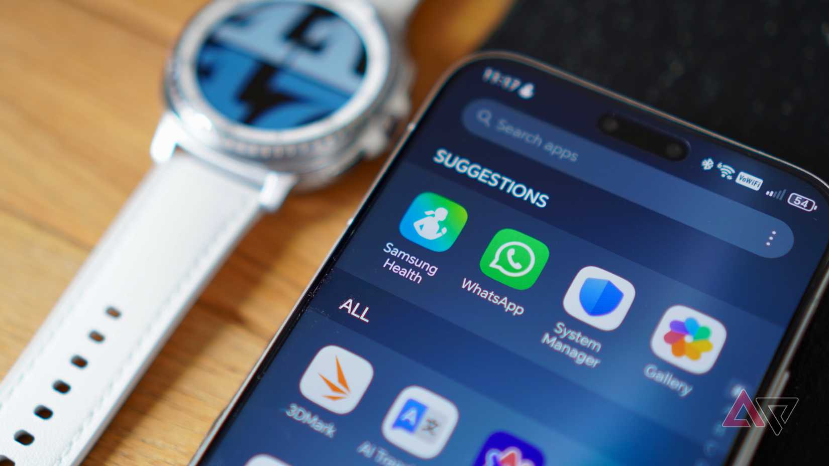 L'icona dell'app Samsung Health accanto al Samsung Galaxy Watch 8 Classic