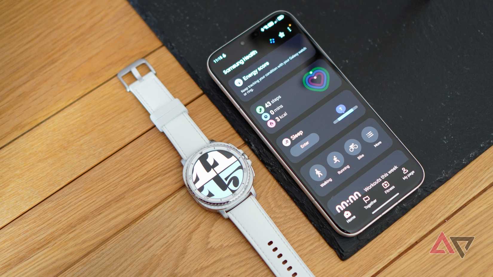 Il Samsung Galaxy Watch 8 Classic con l'app Samsung Health