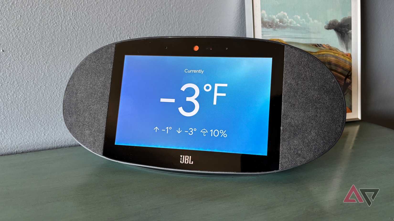 Um alto-falante JBL Google-Home exibindo -3 graus Fahrenheit, a temperatura alta e baixa e possibilidade de chuva por meio do Google Weather.