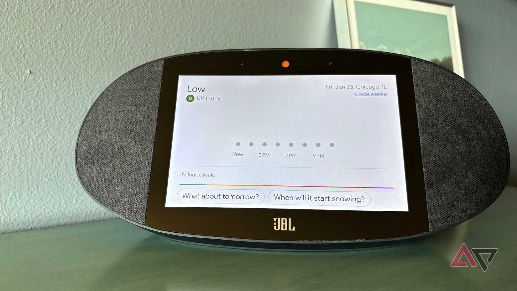 Um alto-falante JBL Google-Home exibindo um baixo índice de UV por meio do Google Weather.