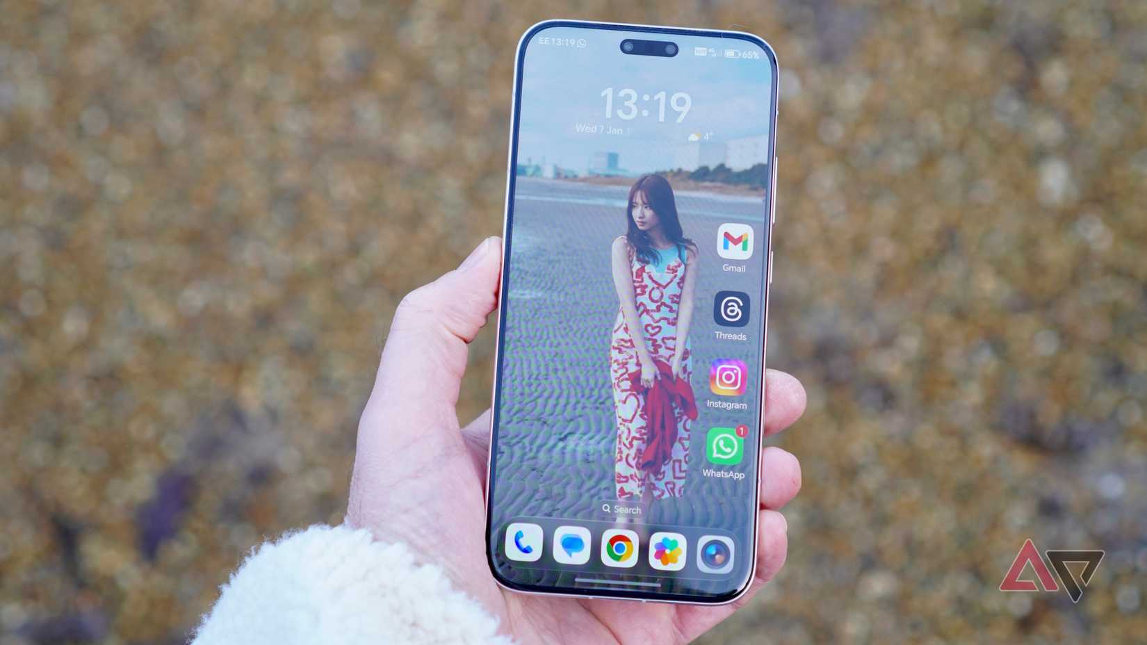 Una persona che tiene in mano Honor Magic8 Pro