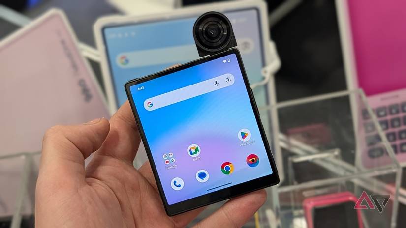 mano che tiene il telefono Android quadrato