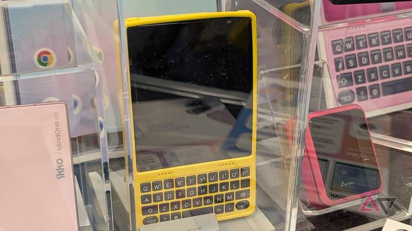 custodia per telefono gialla con tastiera