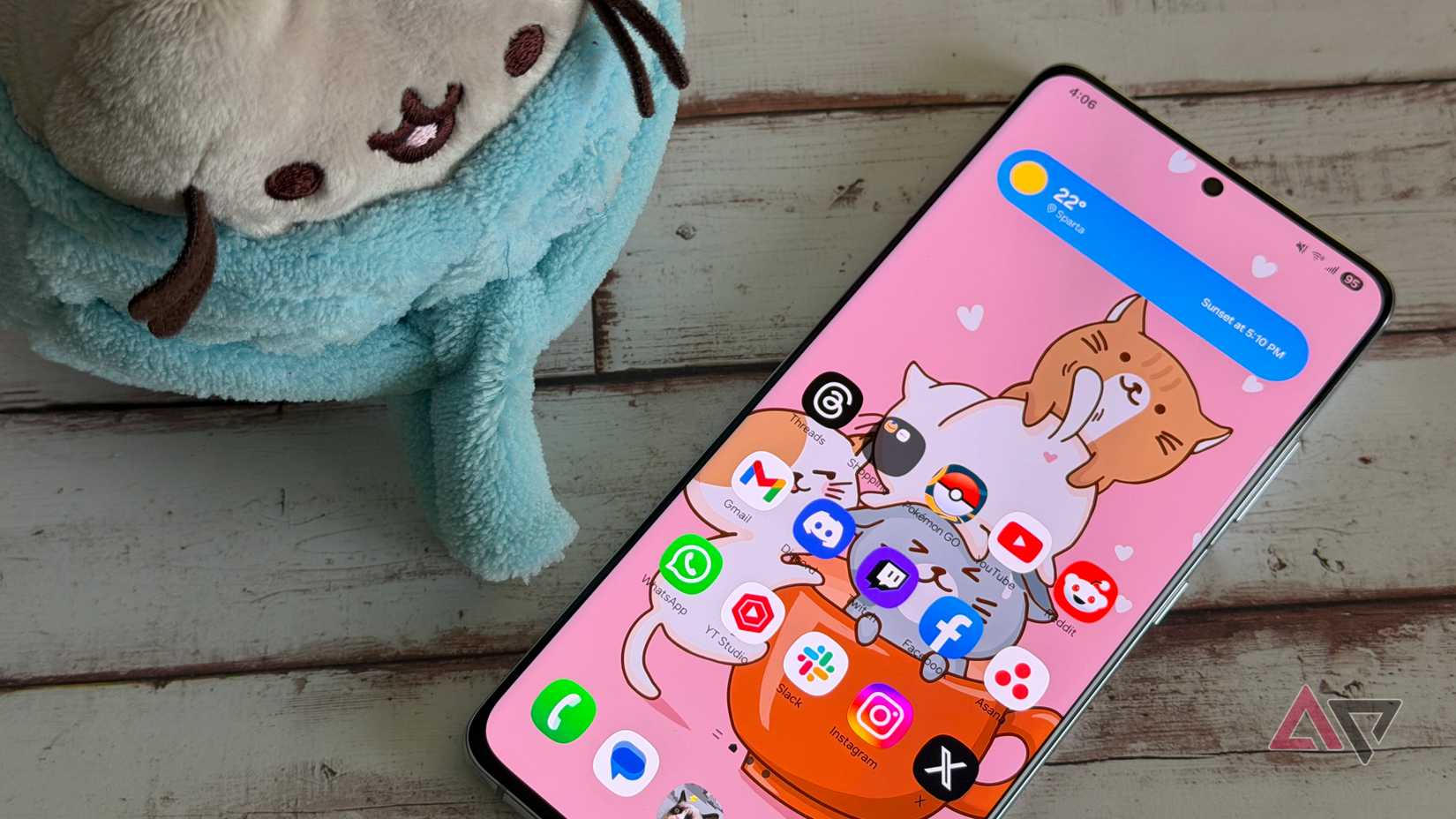 Samsung Galaxy S21 Ultra ao lado de um pelúcia com a tela inicial exibida