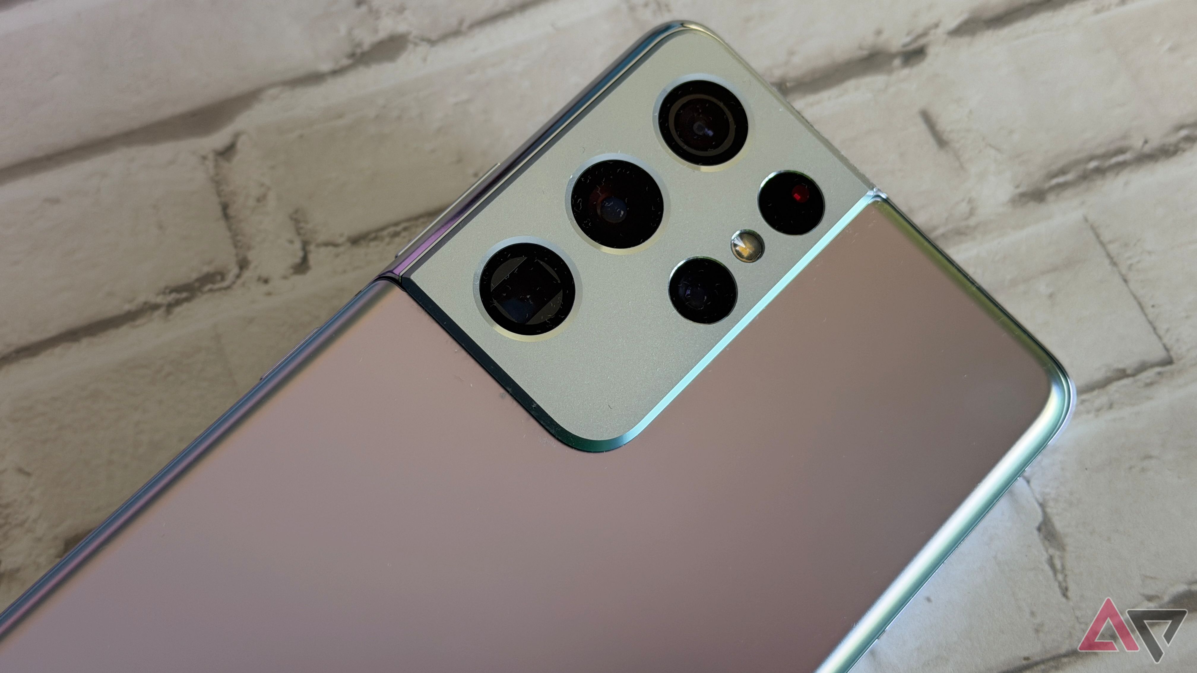 I didn't expect to still enjoy the Galaxy S21 Ultra in 2026