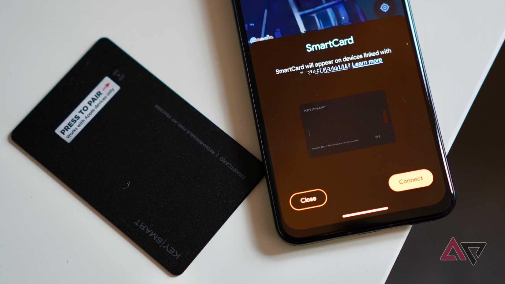 La smart card KeySmart Dual Band con l'app Trova Hub