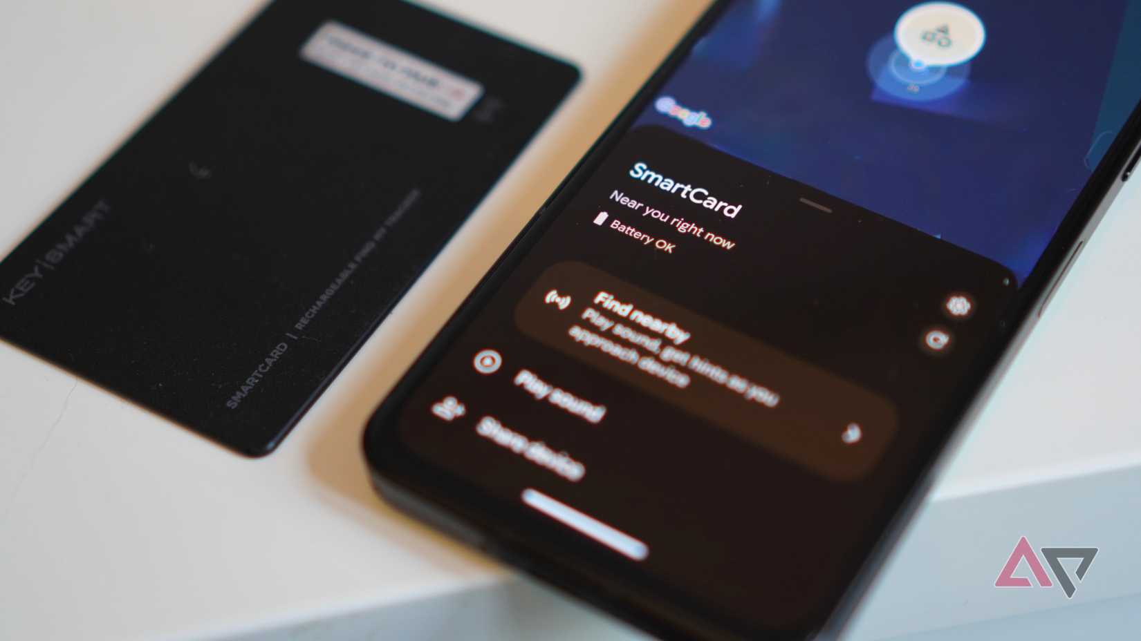 La smart card KeySmart Dual Band con l'app Trova Hub