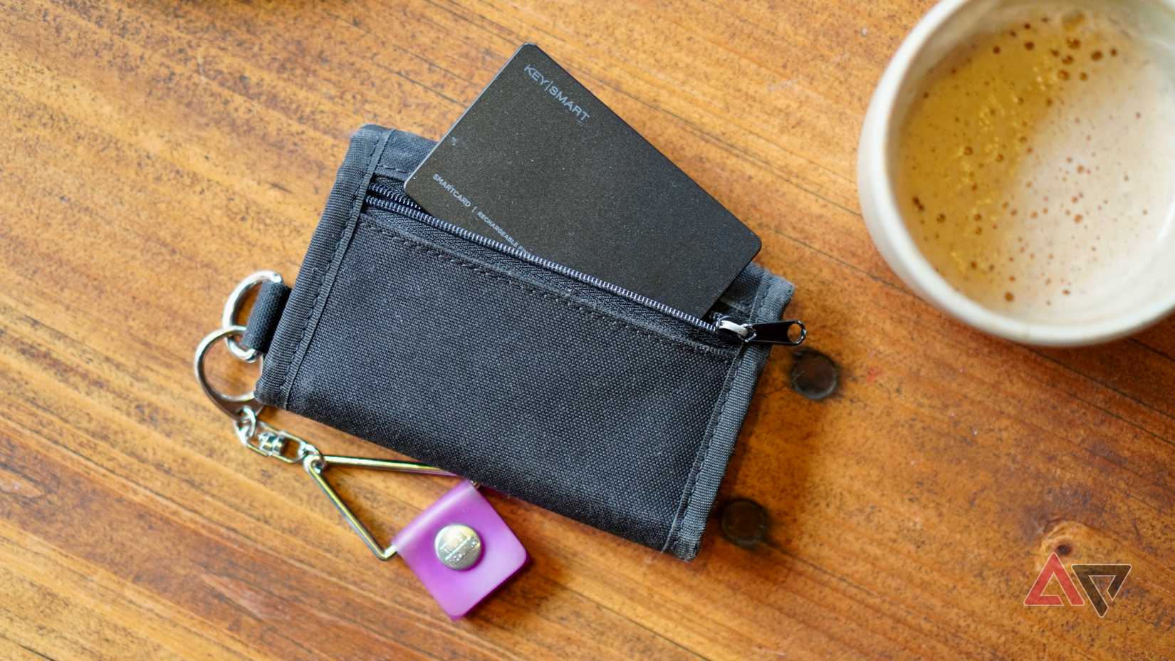 Una smart card KeySmart Dual Band nel portafoglio