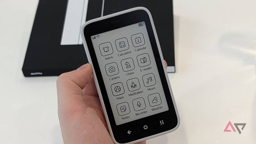 smartphone preto e branco mostrando aplicativos