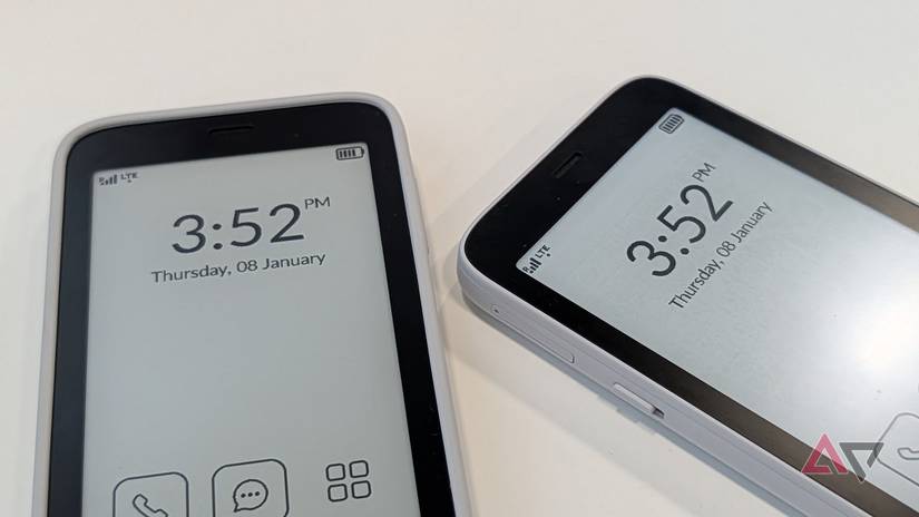 due smartphone in bianco e nero su sfondo bianco