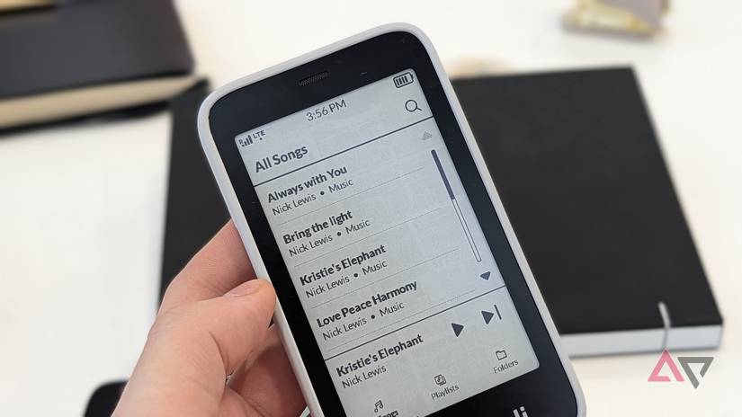 smartphone de papel eletrônico em preto e branco mostrando uma lista de músicas