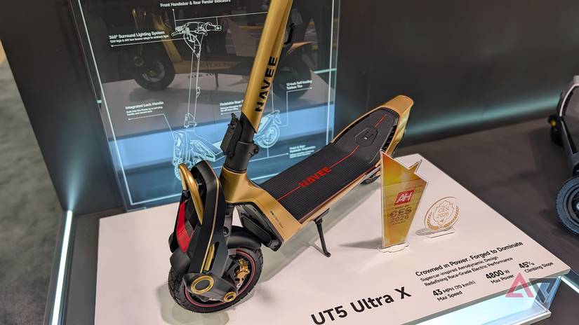 scooter elettrico dorato sul basamento