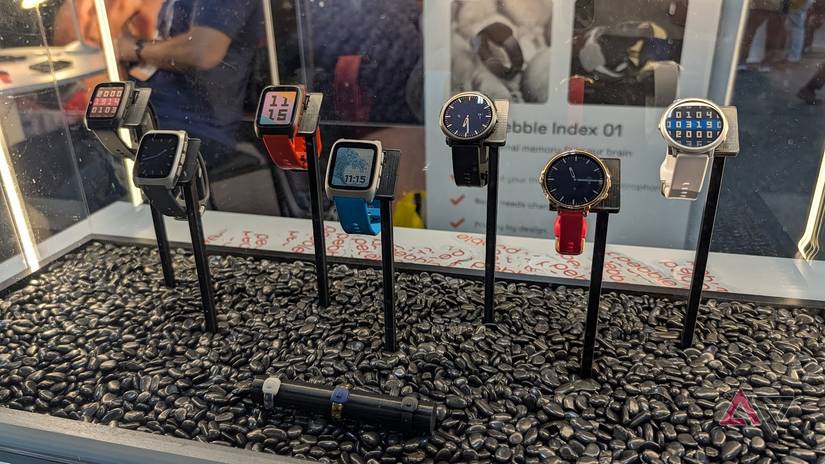 smartwatches e anéis inteligentes em exibição