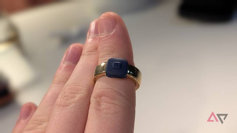 anel de ouro no dedo