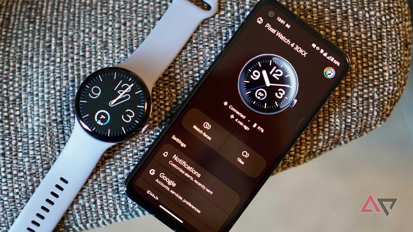 Google Pixel Watch 4 con l'app Google Watch