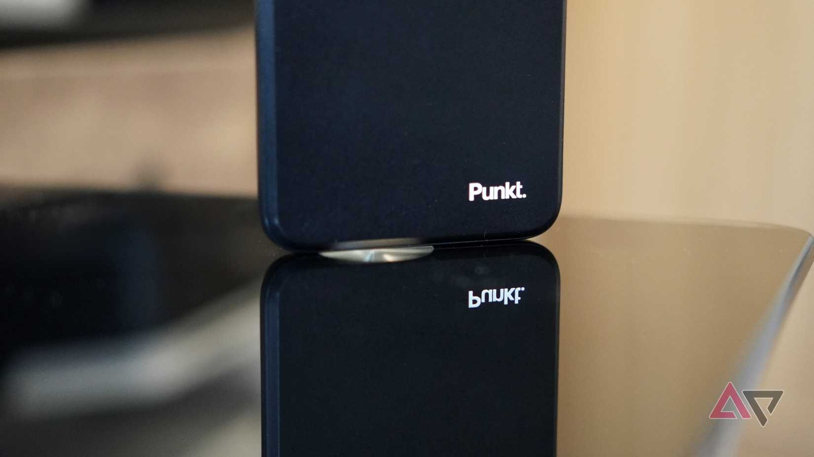 O logotipo Punkt na parte traseira de um telefone