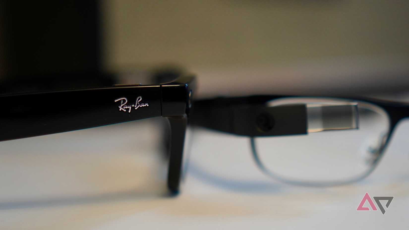 O logotipo Ray-Ban na lateral dos óculos inteligentes Ray-Ban Meta