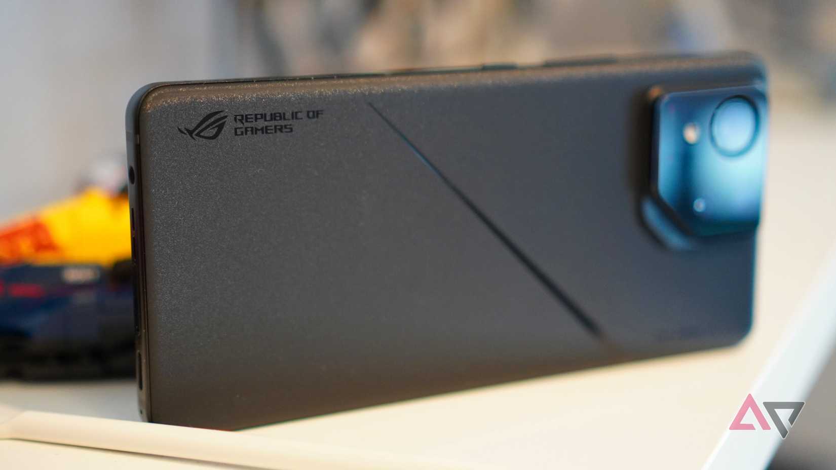 Il retro di un telefono Asus ROG