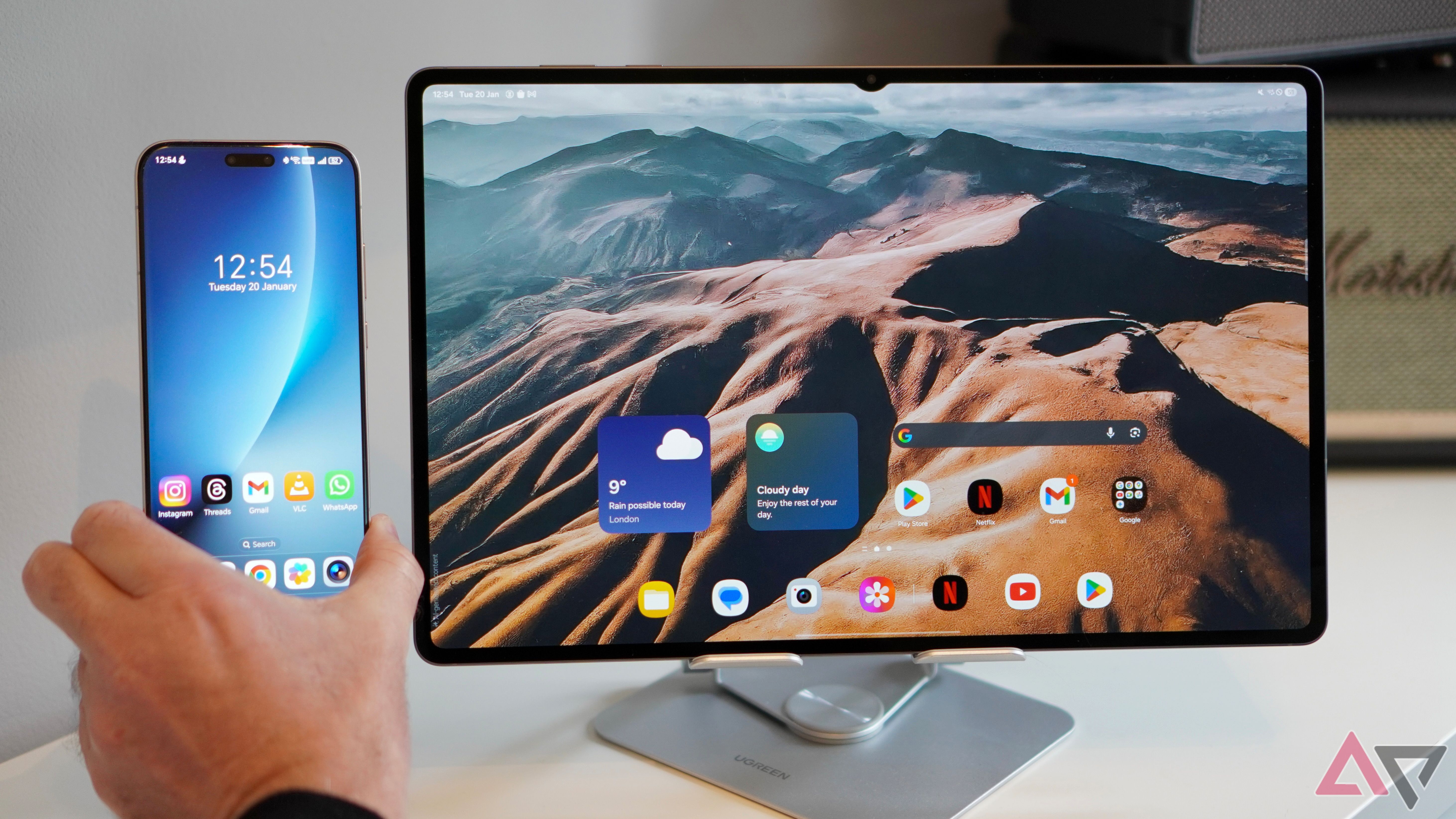 Il Samsung Galaxy Tab S11 Ultra insieme a uno smartphone