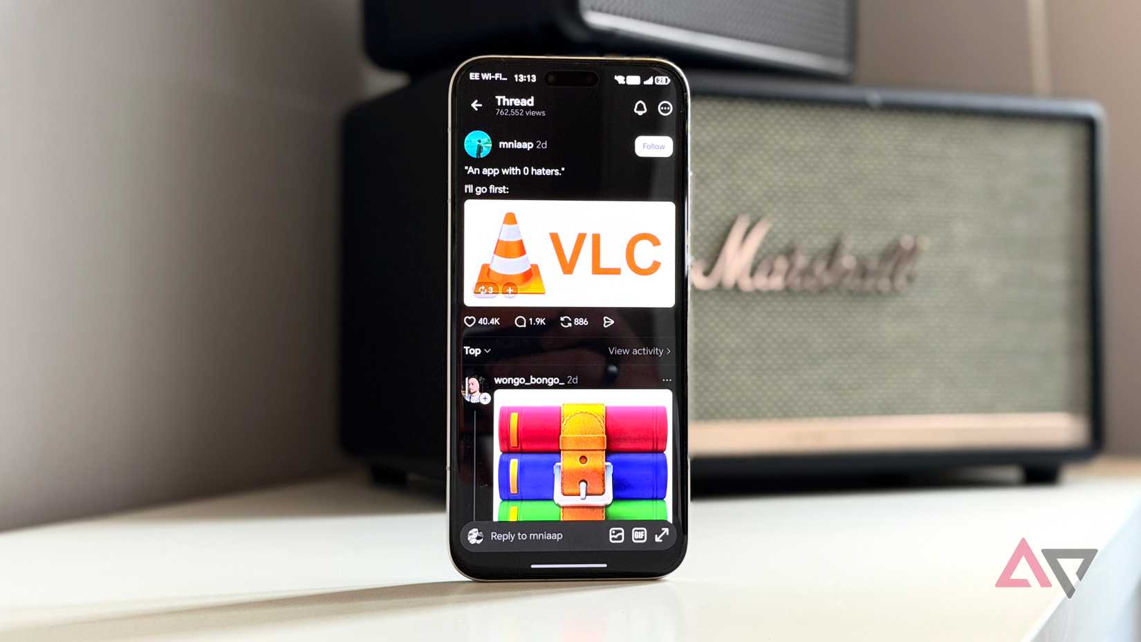 Close de uma postagem do Threads na tela do telefone