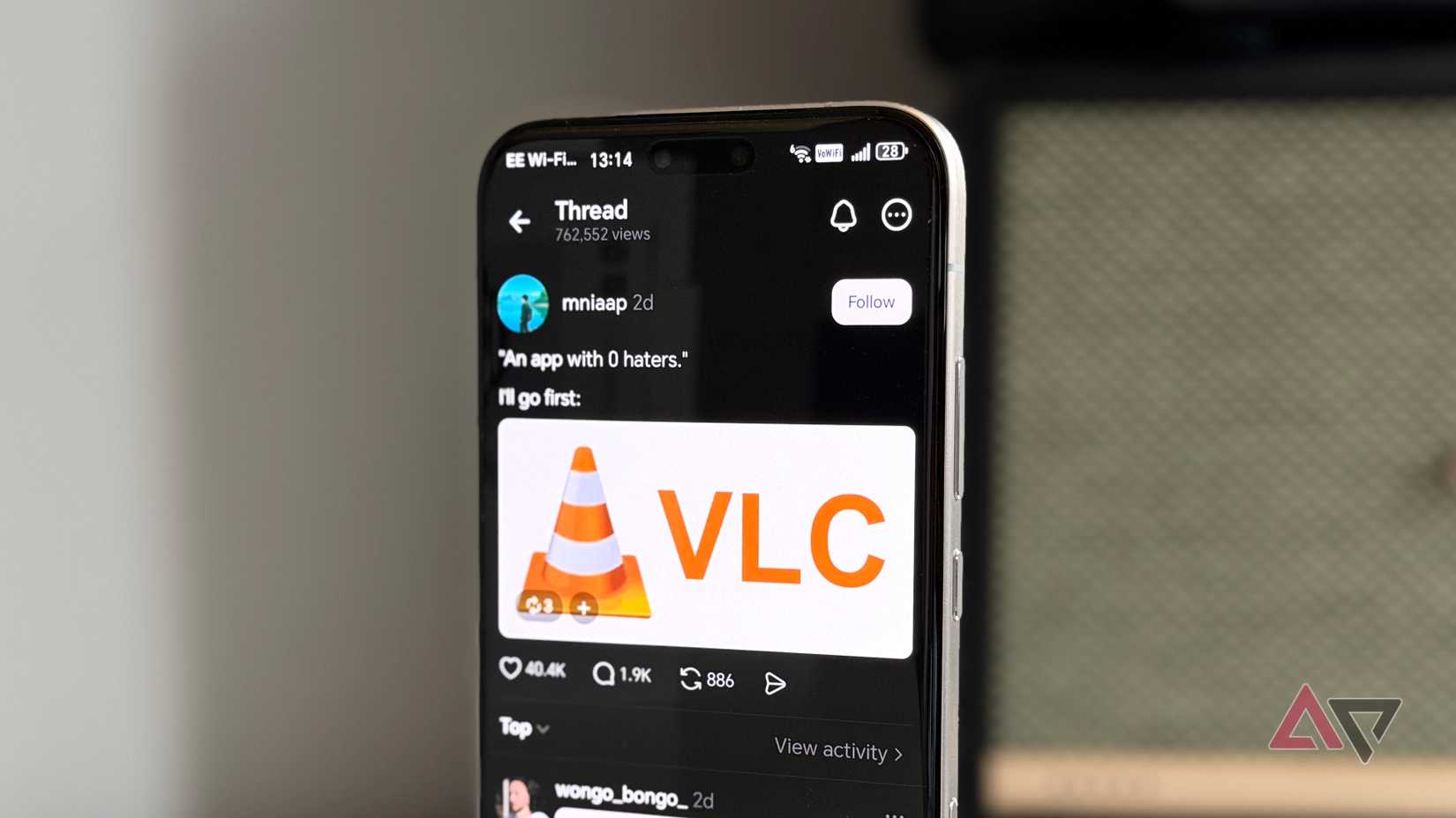 Close de uma postagem do Threads na tela do telefone