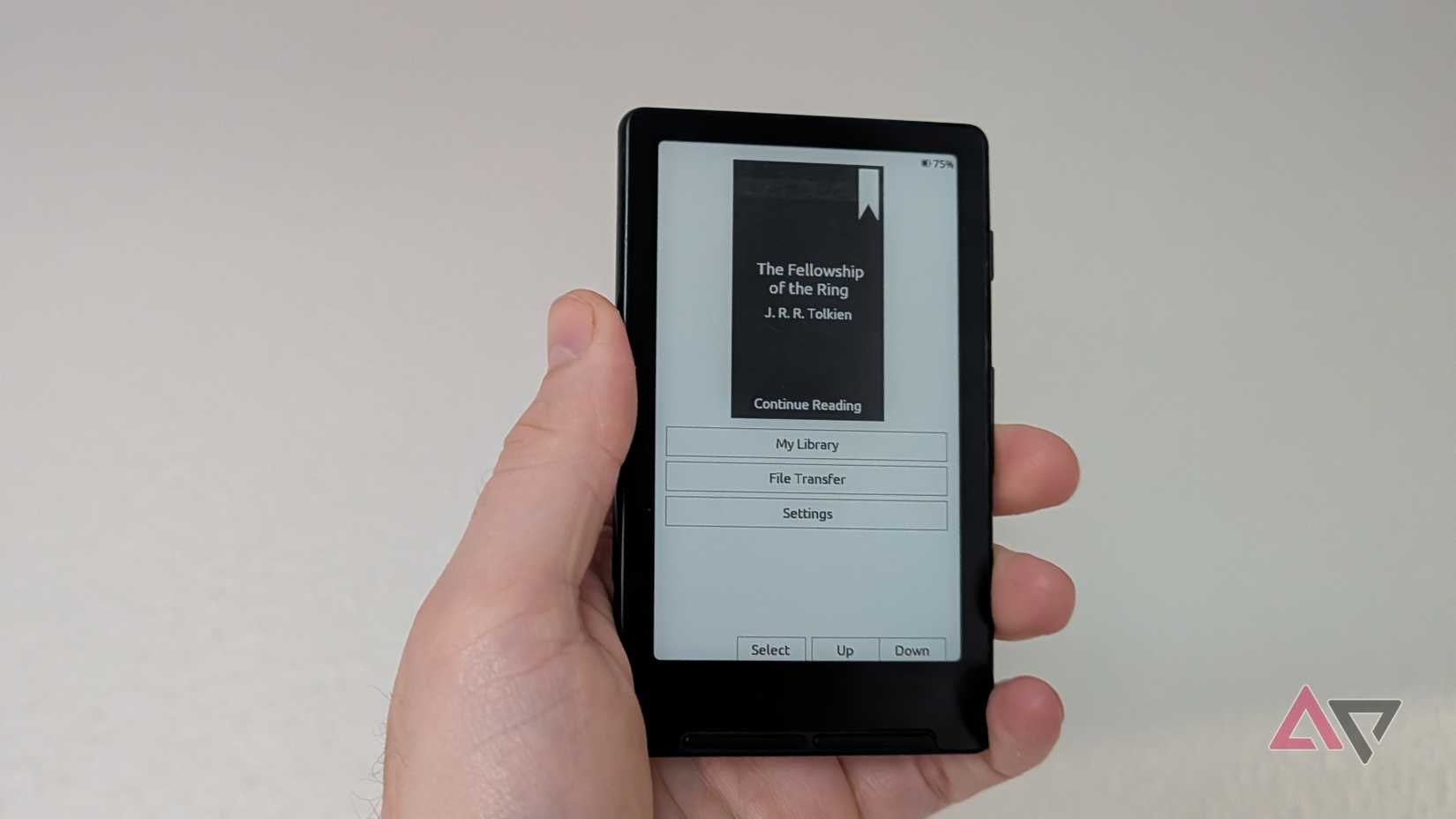 L'Xteink X4 tenuto in aria.