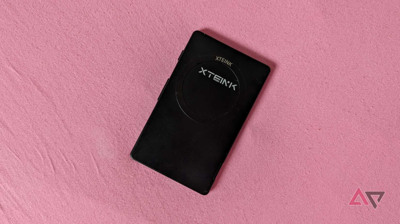 L'Xteink X4 adagiato su un lenzuolo rosa.