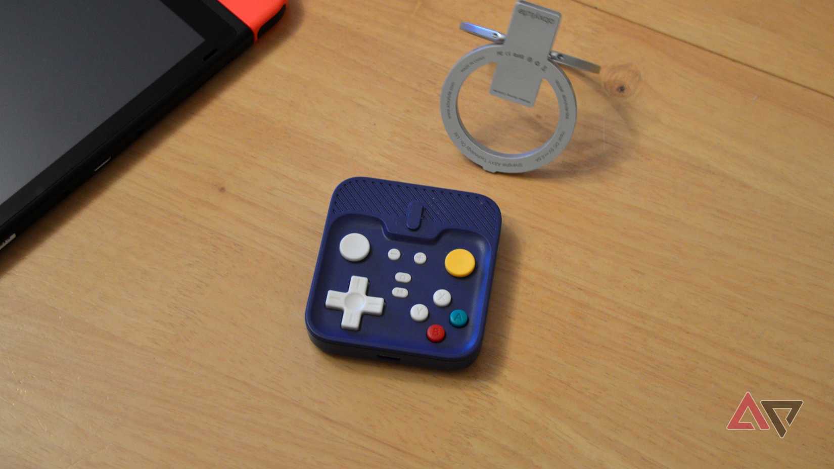 O Abxylute M4 sobre uma mesa, com o anel magnético separado.