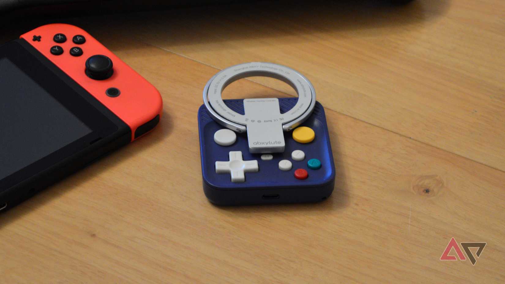 O Abxylute M4 sobre uma mesa, em formato portátil.