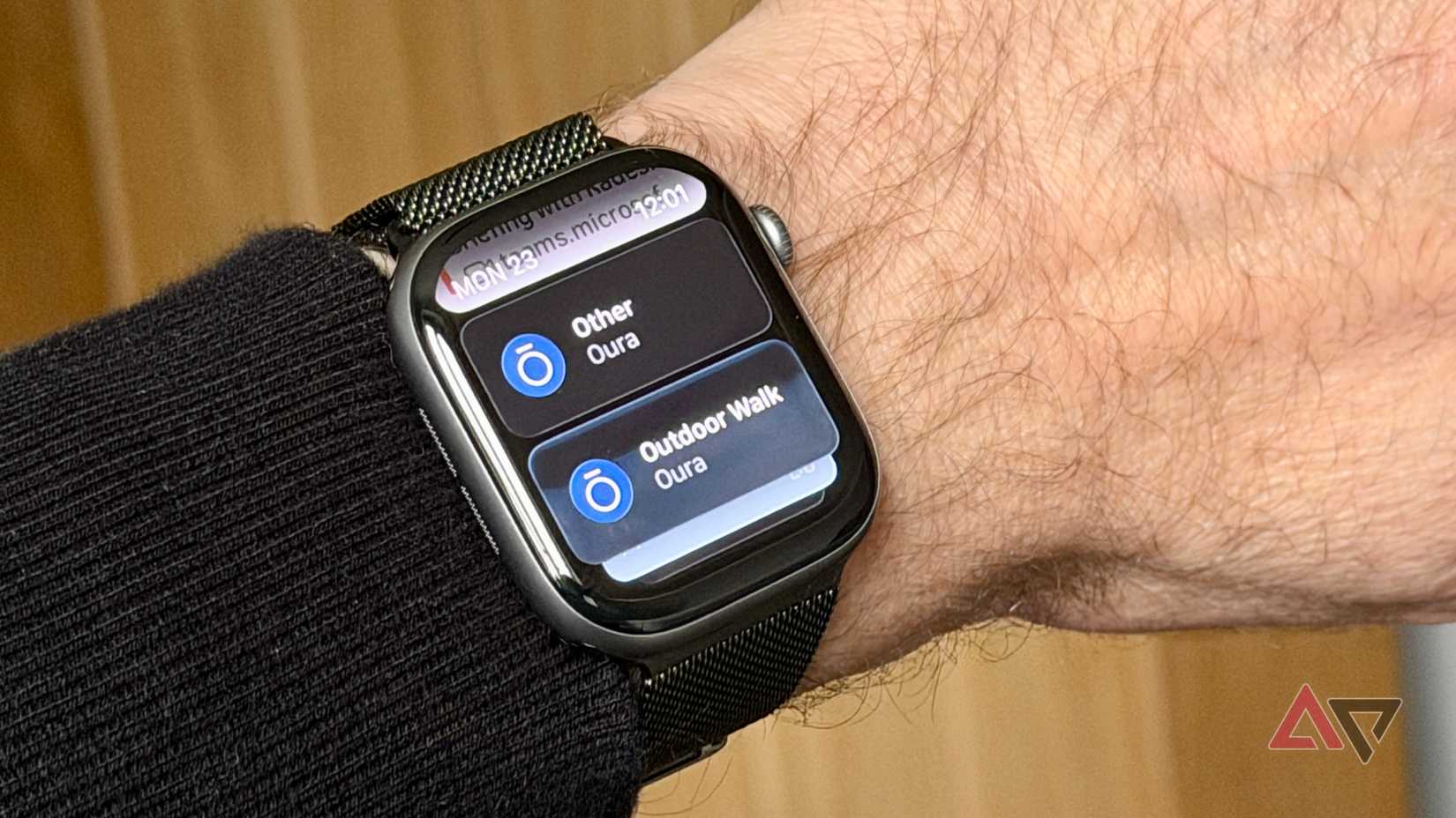 Uma pessoa usando o Apple Watch Series 11, mostrando os widgets Oura