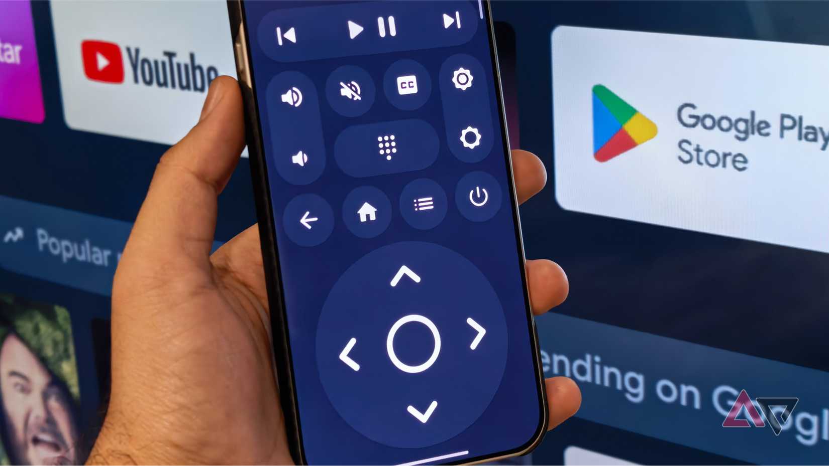 Um smartphone executando o aplicativo BT Remote na frente de uma smart TV