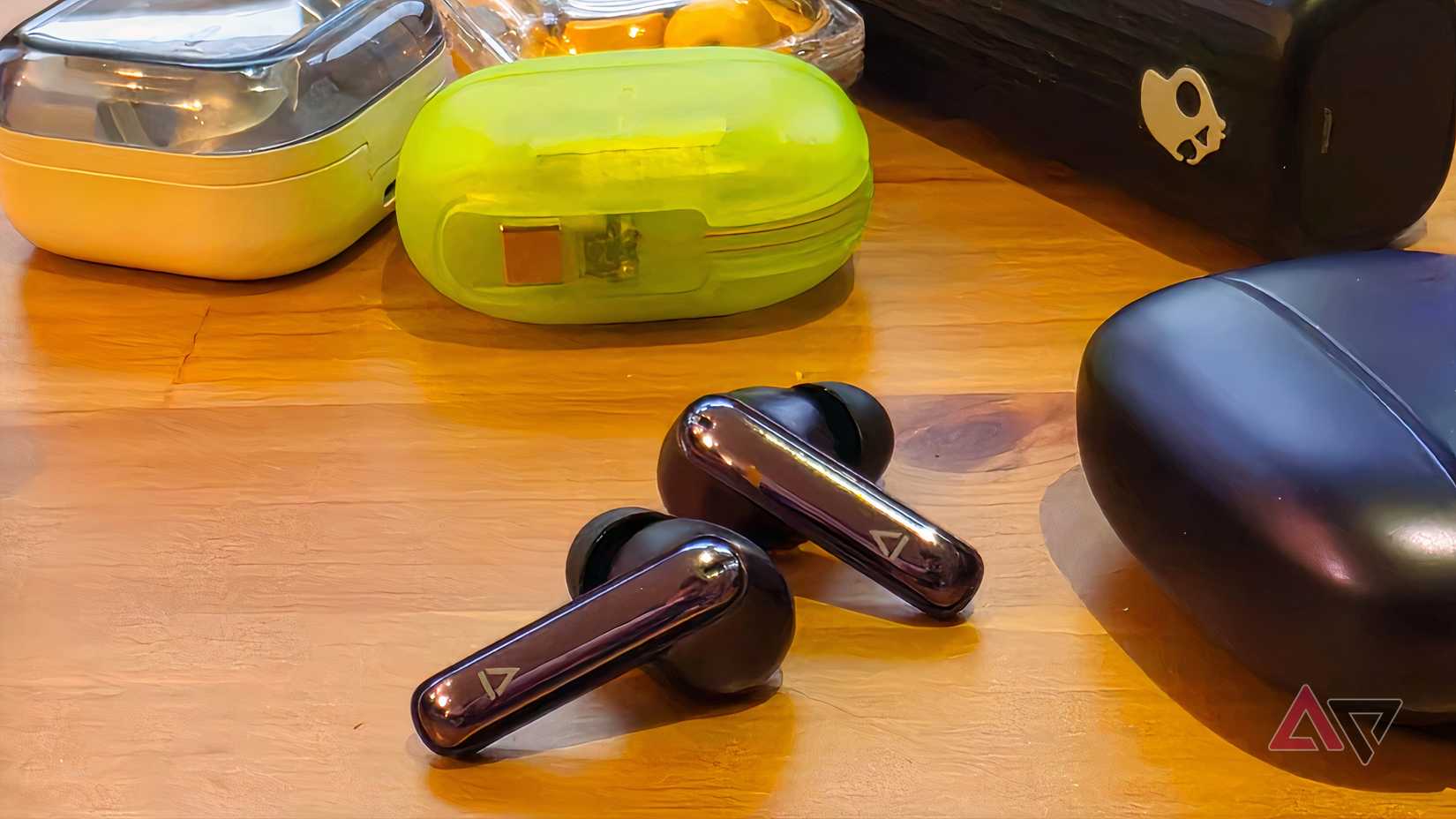 Un paio di Creative Aurvana Ace 3, con vari altri auricolari nelle vicinanze.