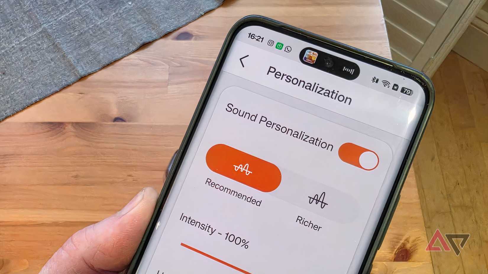 Um Realme 13 Pro com teste de audição do aplicativo Creative.