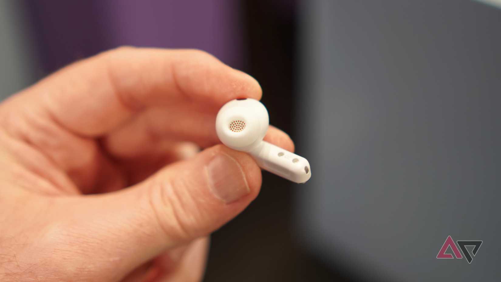Una persona con in mano un auricolare Samsung Galaxy Buds4 Pro