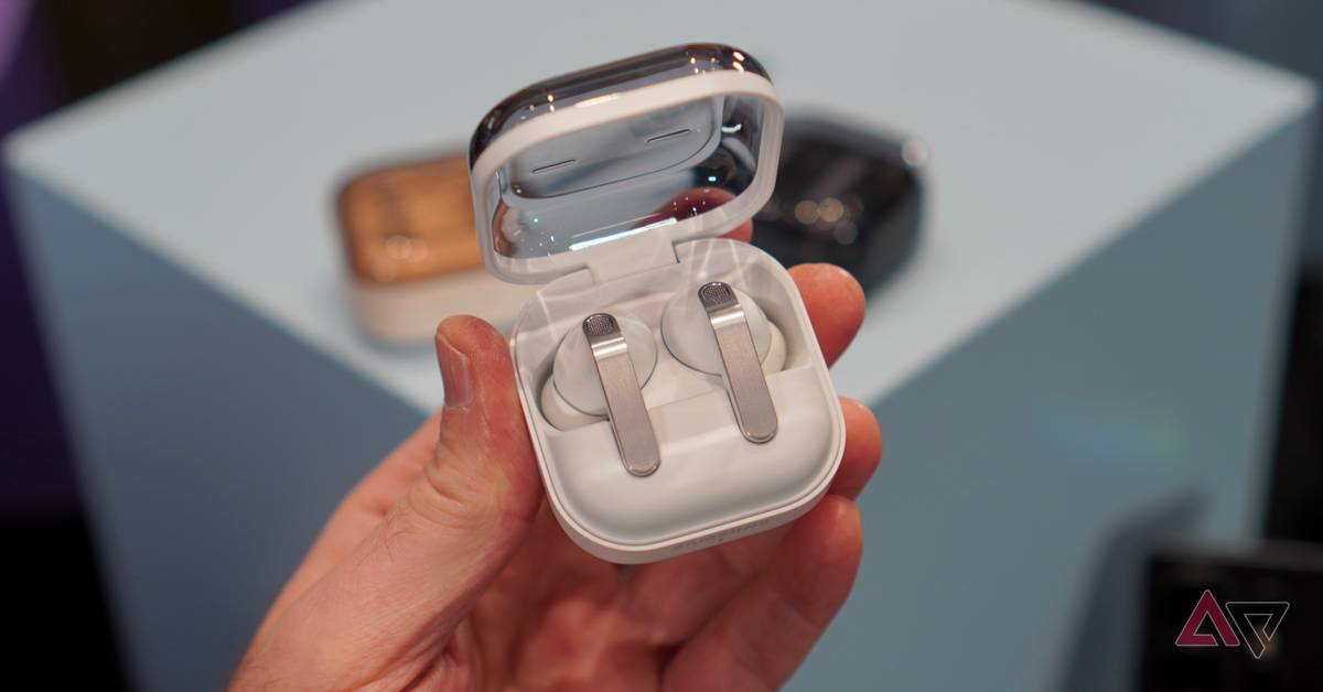 galaxy-buds4-pro-in-case.JPG?w